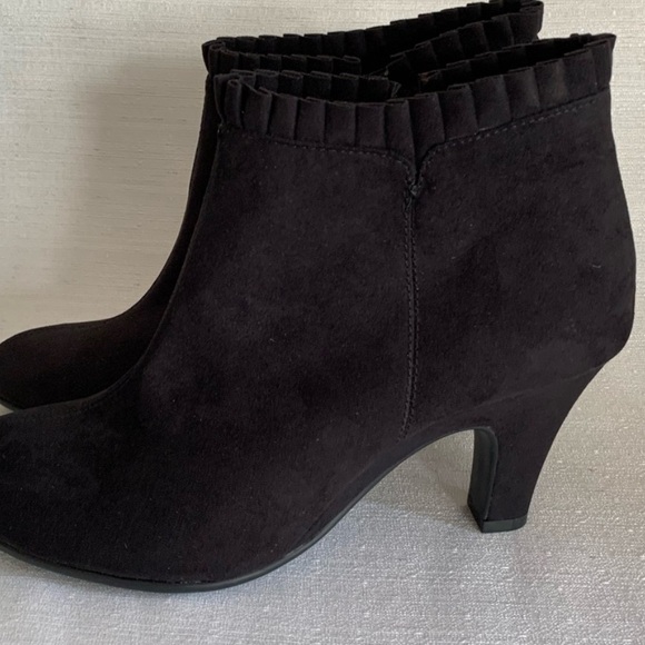 Aerosole Ruffled Booties - Picture 3 of 11